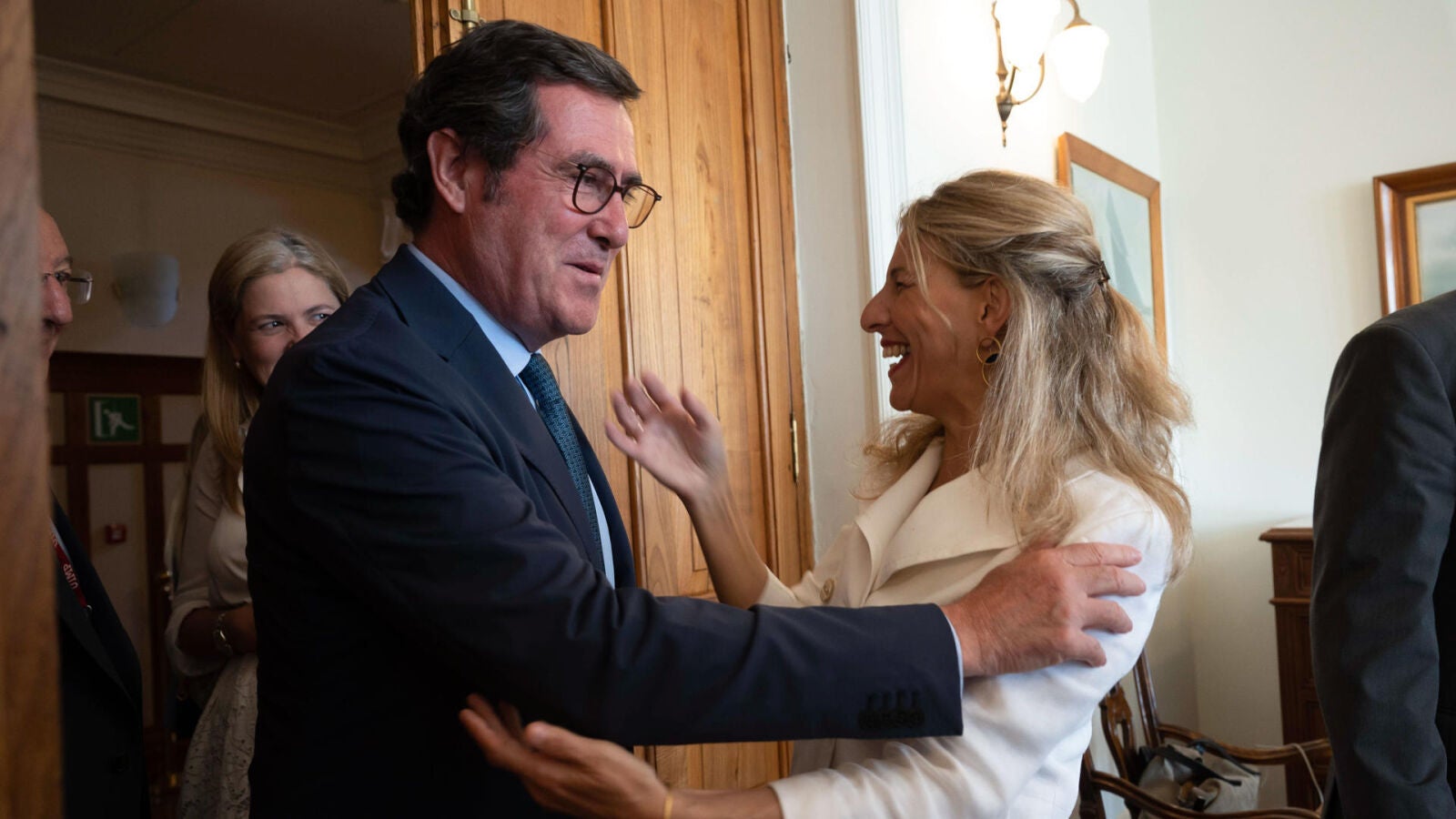 El inesperado piropo de Yolanda Díaz a Antonio Garamendi: “Qué guapo estás”