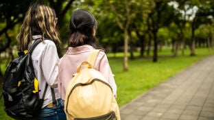 Dos adolescentes de espaldas
