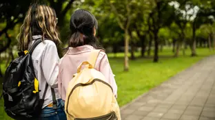 Dos adolescentes de espaldas Dos adolescentes de espaldas