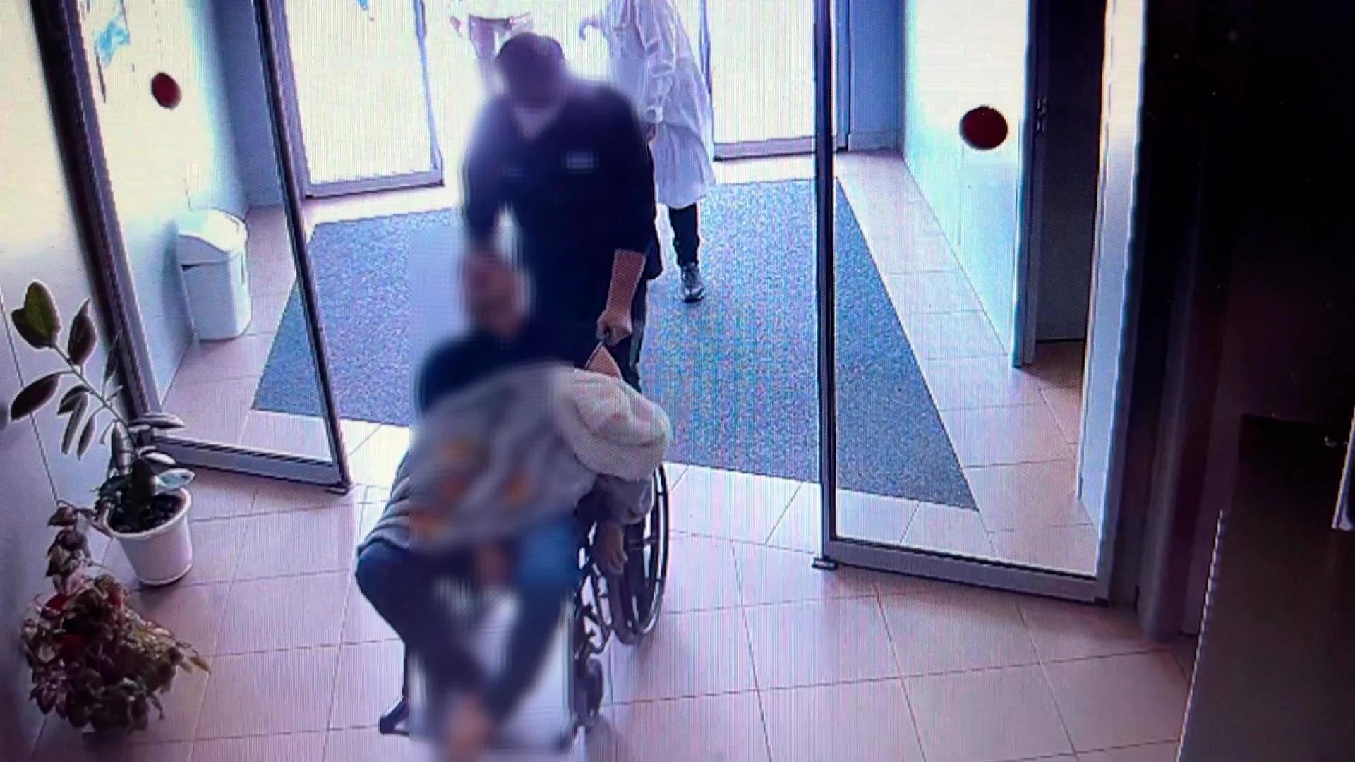 El momento en el que abandonaron a la 'mula' en un centro de salud de La Rioja 