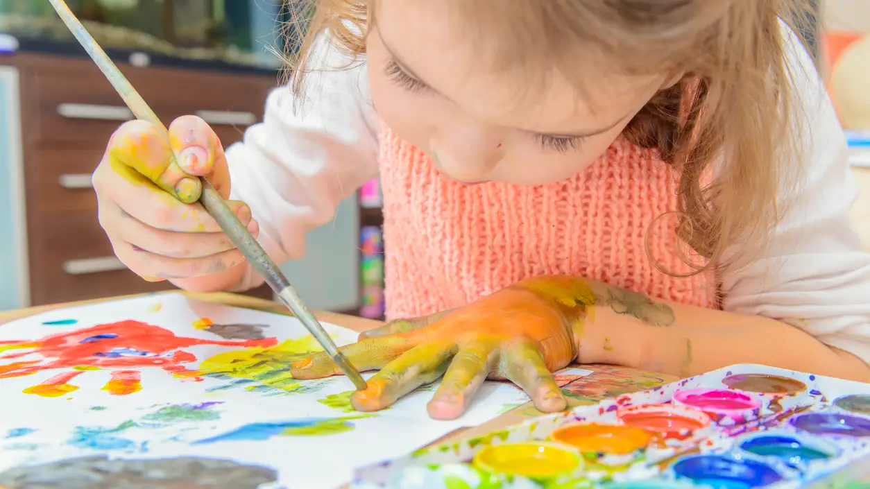 Una ni&ntilde;a haciendo manualidades