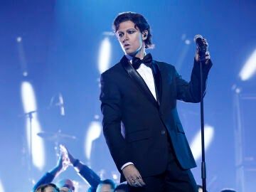 &iexcl;Impresionante! Alfred Garc&iacute;a, trajeado pero rebelde como Maneskin con &lsquo;Beggin&acute;&rsquo;