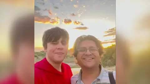 El padre y el hijo que viajaban a bordo del Titán Antena 3 Noticias