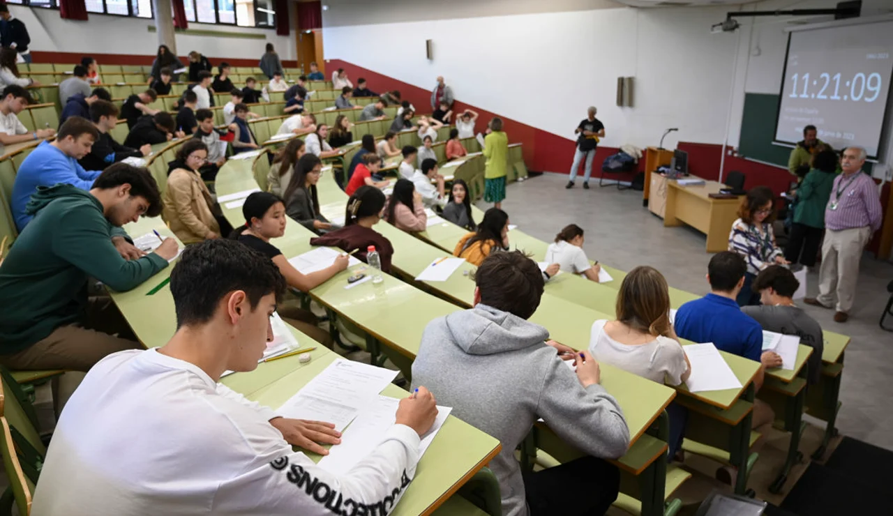 Alumnos haciendo un examen en un aula