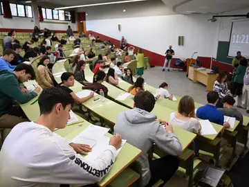 Alumnos haciendo un examen en un aula Alumnos haciendo un examen en un aula