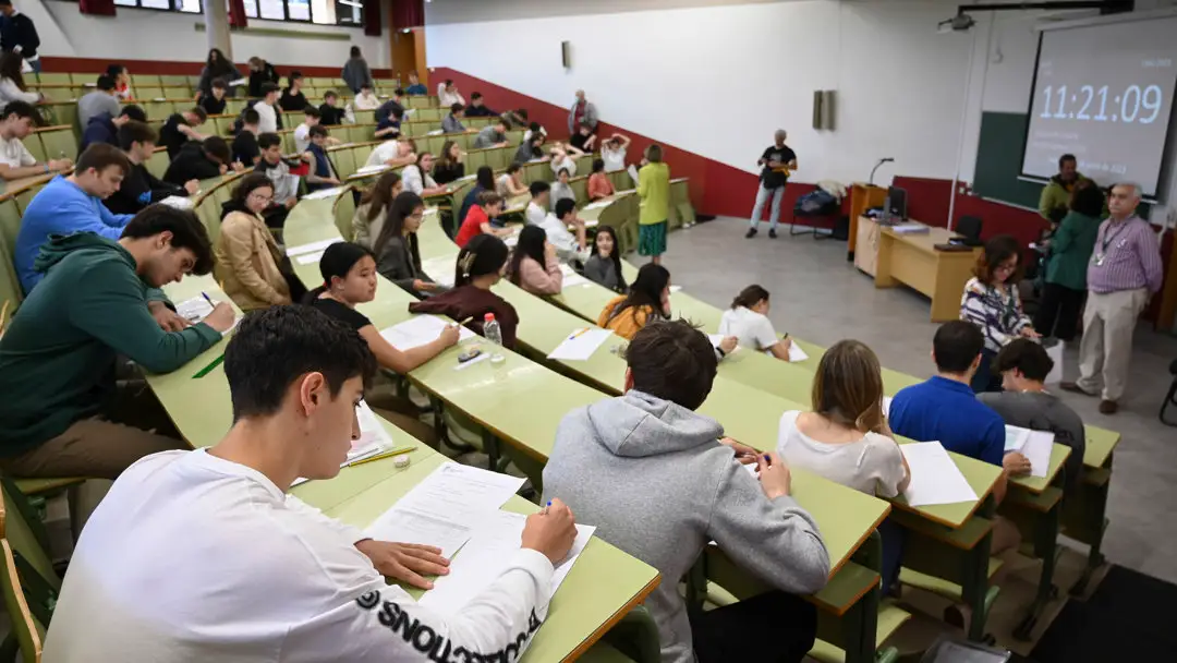 Alumnos haciendo un examen en un aula Alumnos haciendo un examen en un aula