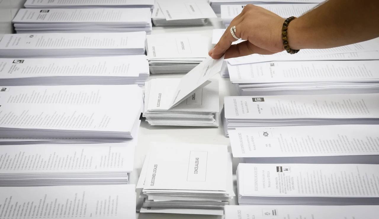 Imagen de archivo de una mesa con papeletas en un colegio electoral