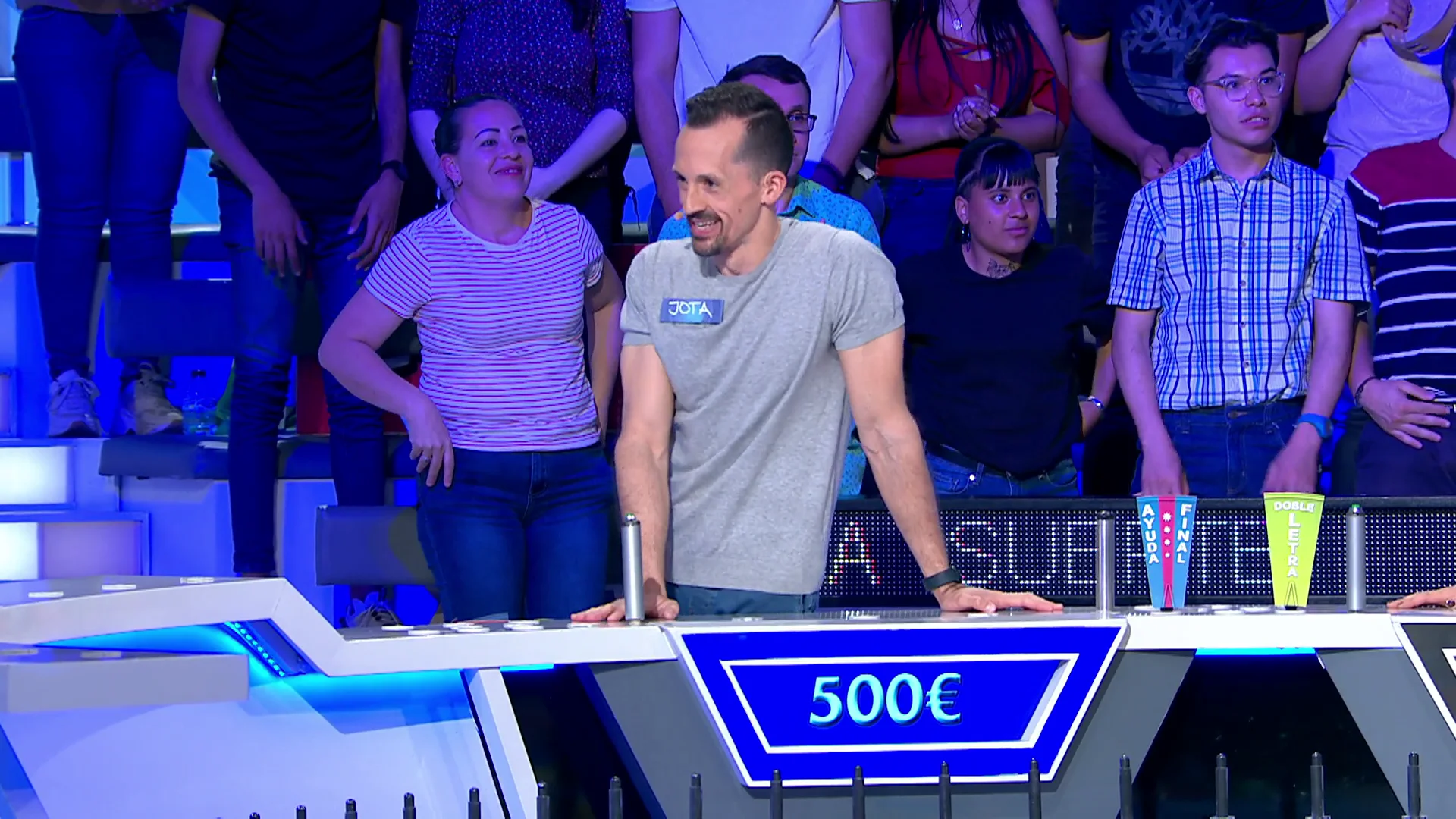 ¡Un panel de ensueño! Jota consigue el ‘bote’ de ‘La ruleta de la suerte’ y se desata la locura en el plató ¡Un panel de ensueño! Jota consigue el ‘bote’ de ‘La ruleta de la suerte’ y se desata la locura en el plató