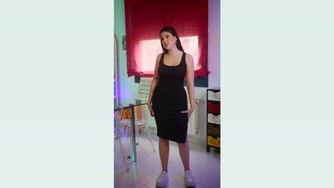 Lucía Bellido con vestido negro midi de SHEIN