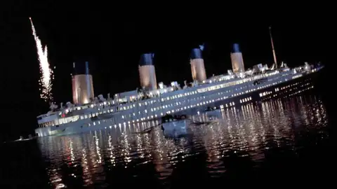 El hundimiento del Titanic en la película de James Cameron El hundimiento del Titanic en la película de James Cameron