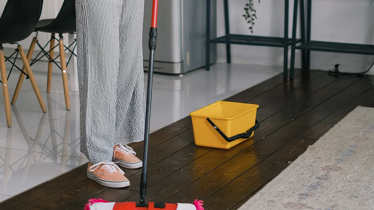 Llevas fregando el suelo mal toda la vida: no hagas esto 7 Merca2.es Mejora tu manera de fregar el suelo