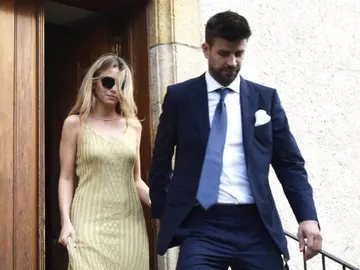 Clara Chía y Gerard Piqué a la salida de la boda de su hermano Clara Chía y Gerard Piqué a la salida de la boda de su hermano