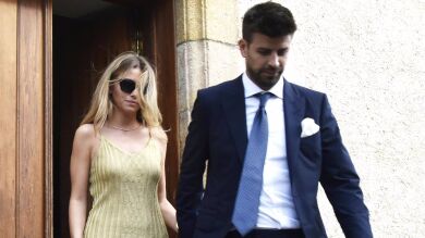 Piqué y Clara Chía reaparecen de la mano en la boda de su hermano y sin rastro de sus hijos