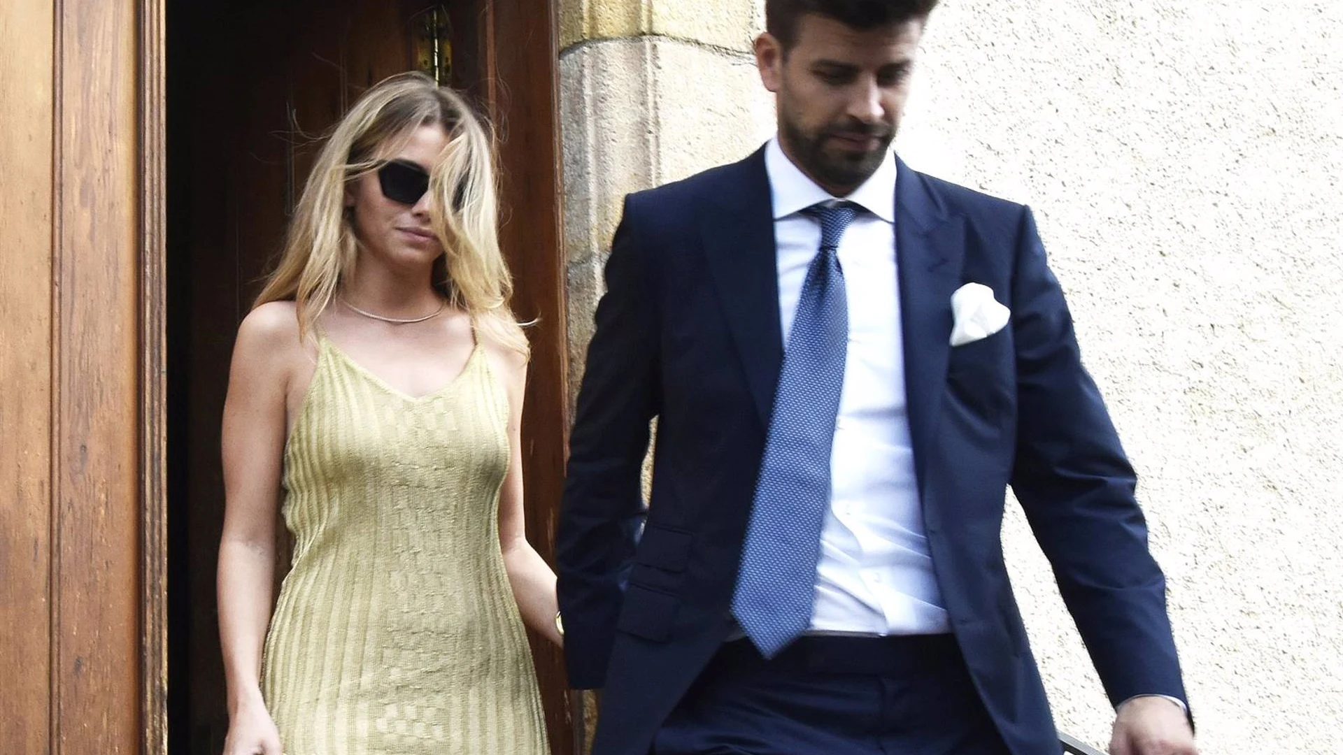 Clara Chía y Gerard Piqué a la salida de la boda de su hermano Clara Chía y Gerard Piqué a la salida de la boda de su hermano