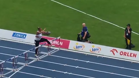 Jolien Maliga Boumkwo corriendo los 100 metros valla Jolien Maliga Boumkwo corriendo los 100 metros valla