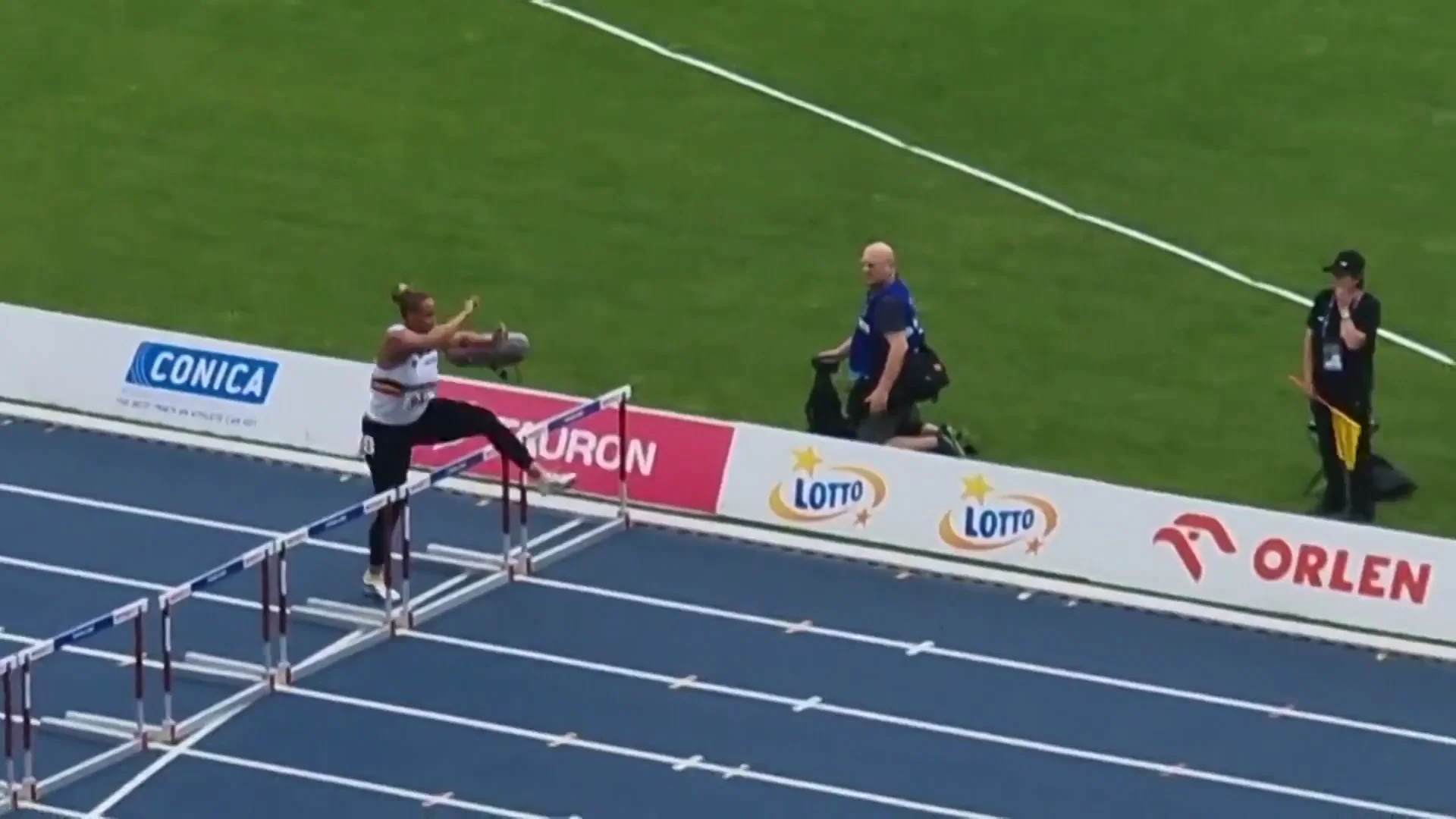 Jolien Maliga Boumkwo corriendo los 100 metros valla Jolien Maliga Boumkwo corriendo los 100 metros valla
