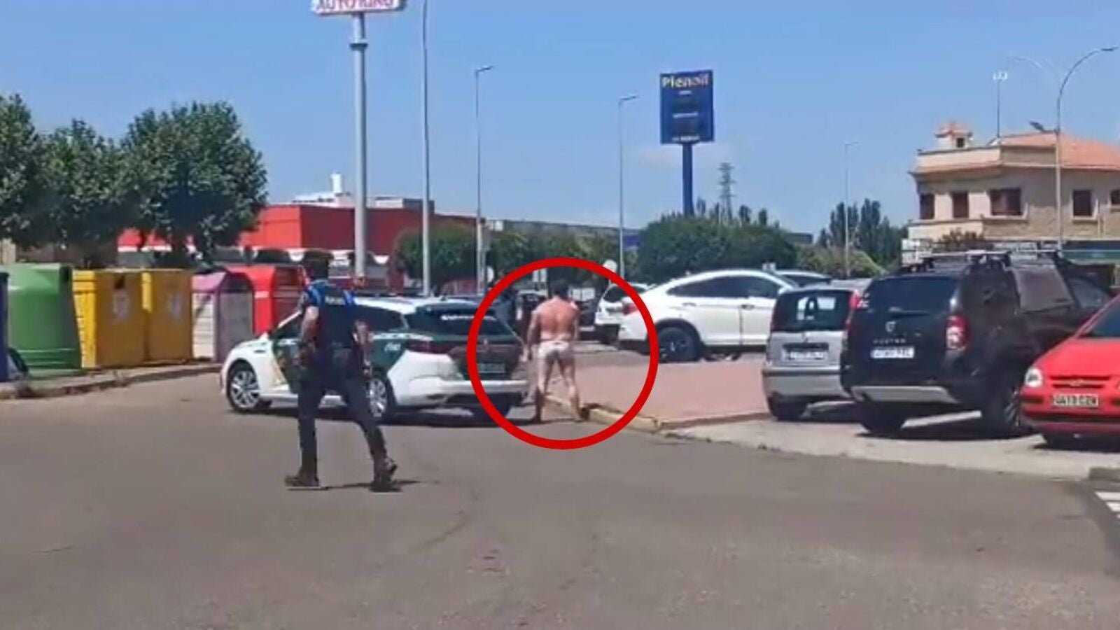 Un hombre en calzoncillos amenaza con un cuchillo a vecinos y policías en Laguna de Duero