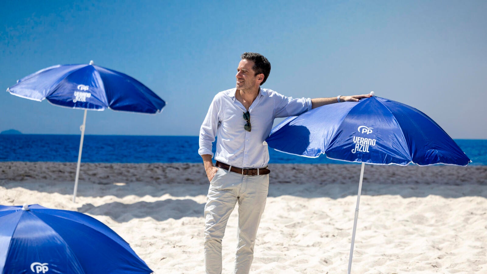El PP mantiene su polémica campaña 'Verano azul' con el apoyo del actor que hacía de Tito en la serie