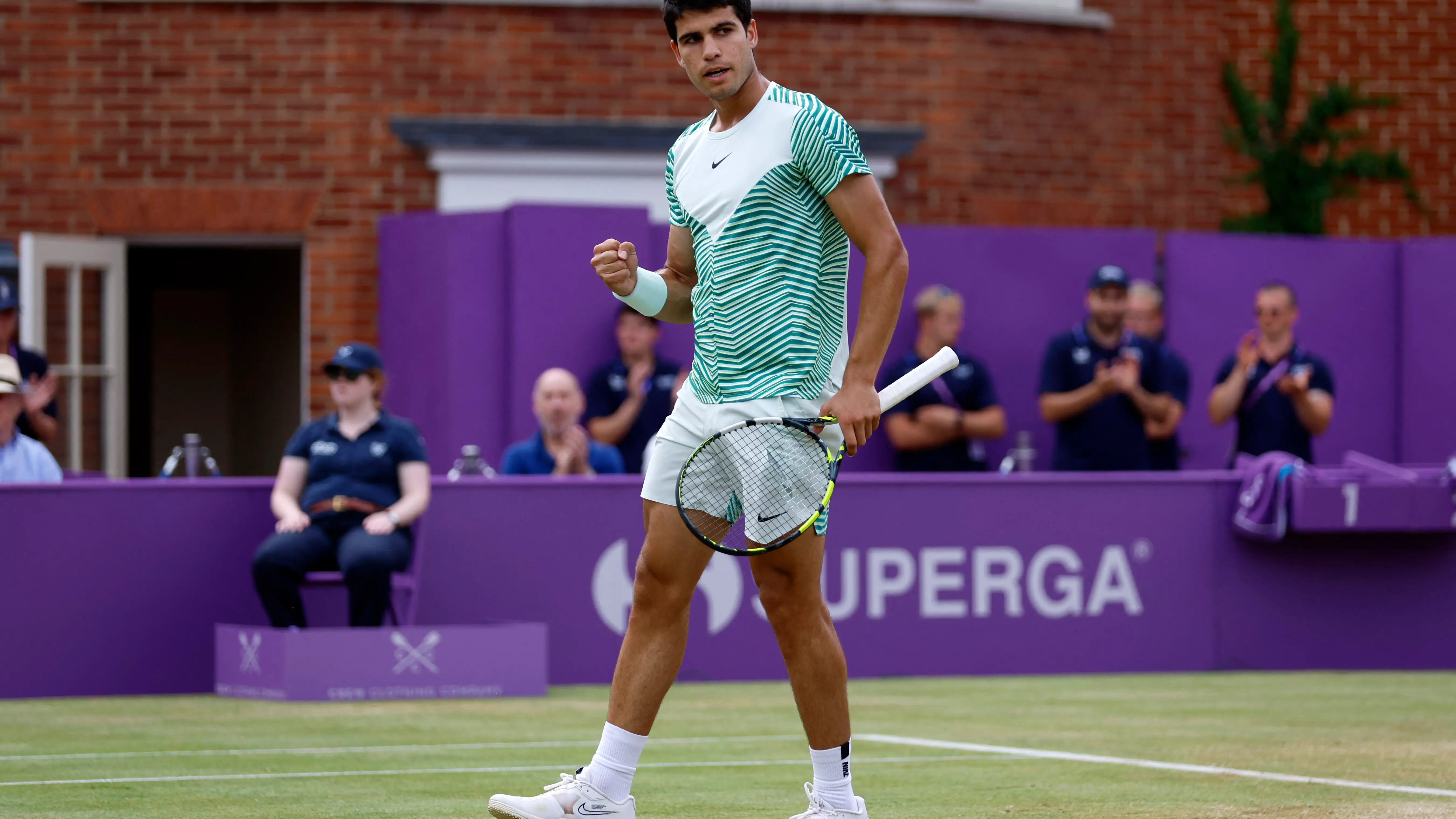 Carlos Alcaraz celebra un punto ante Sebastian Korda en la semifinal del torneo de Queen's en 2023 Carlos Alcaraz celebra un punto ante Sebastian Korda en la semifinal del torneo de Queen's en 2023