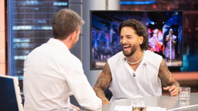 Maluma sube la temperatura al quitarse la camisa: 