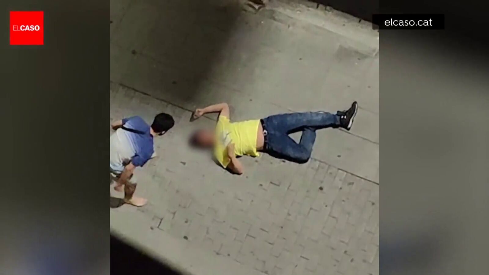 VÍDEO: Brutal paliza que deja inconsciente a un joven en el centro de Tortosa (Tarragona)