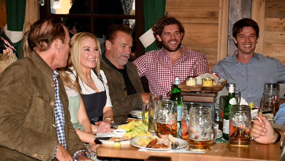 Arnold Schwarzenegger en el Oktoberfest con su novia Heather Milligan y sus hijos Christopher y Patrick Schwarzenegger