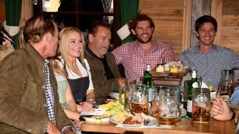 Arnold Schwarzenegger en el Oktoberfest con su novia Heather Milligan y sus hijos Christopher y Patrick Schwarzenegger