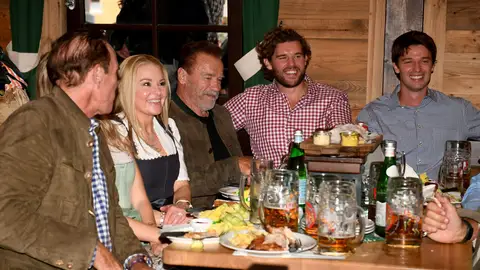 Arnold Schwarzenegger en el Oktoberfest con su novia Heather Milligan y sus hijos Christopher y Patrick Schwarzenegger Arnold Schwarzenegger en el Oktoberfest con su novia Heather Milligan y sus hijos Christopher y Patrick Schwarzenegger