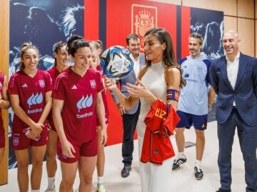La Reina Letizia visita a las jugadoras de la Selección Española antes de viajar al Mundial 2023