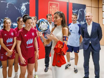 La Reina Letizia visita a las jugadoras de la Selección Española antes de viajar al Mundial 2023 La Reina Letizia visita a las jugadoras de la Selección Española antes de viajar al Mundial 2023