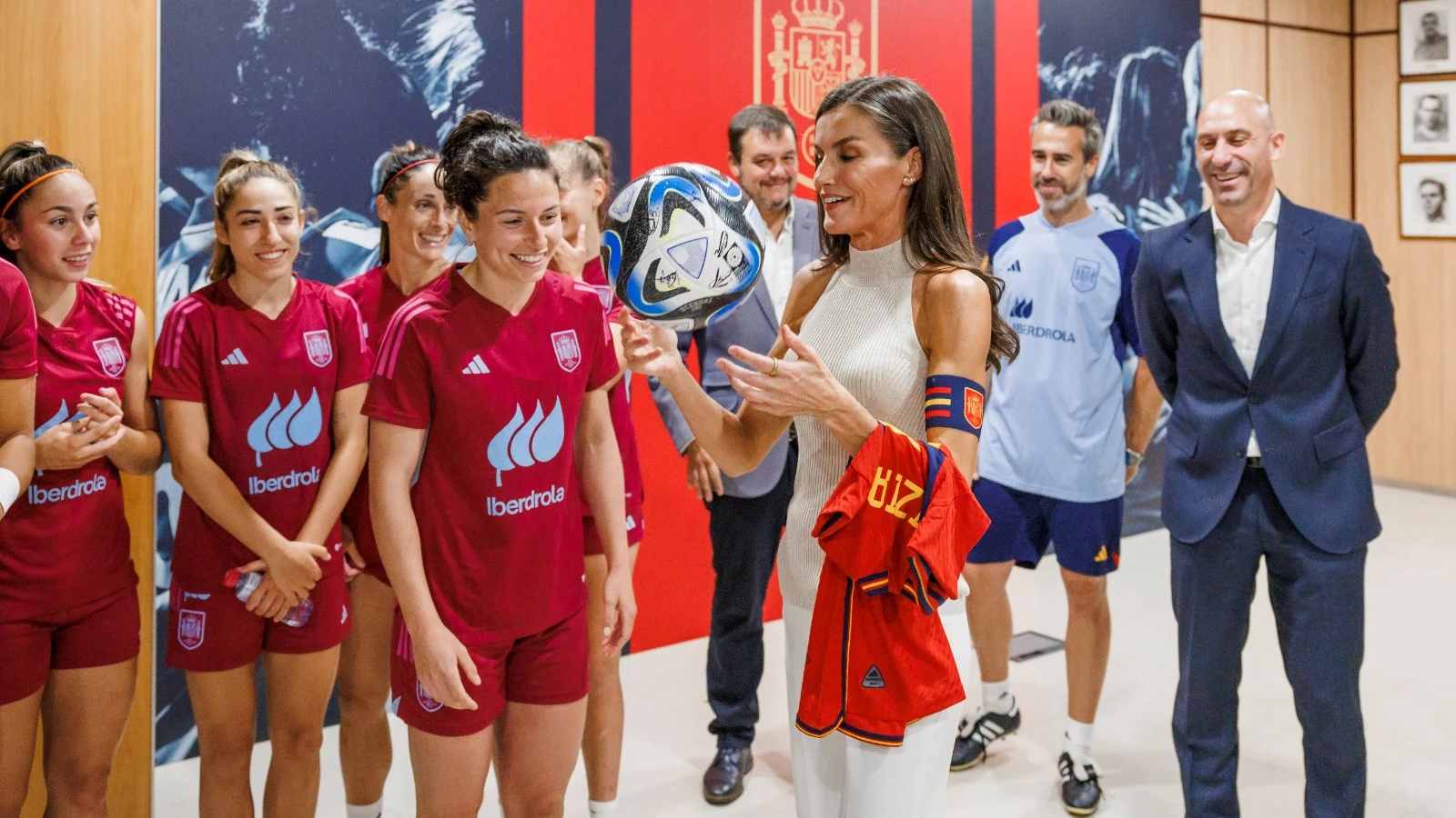 La Reina Letizia visita a las jugadoras de la Selección Española antes de viajar al Mundial 2023 La Reina Letizia visita a las jugadoras de la Selección Española antes de viajar al Mundial 2023
