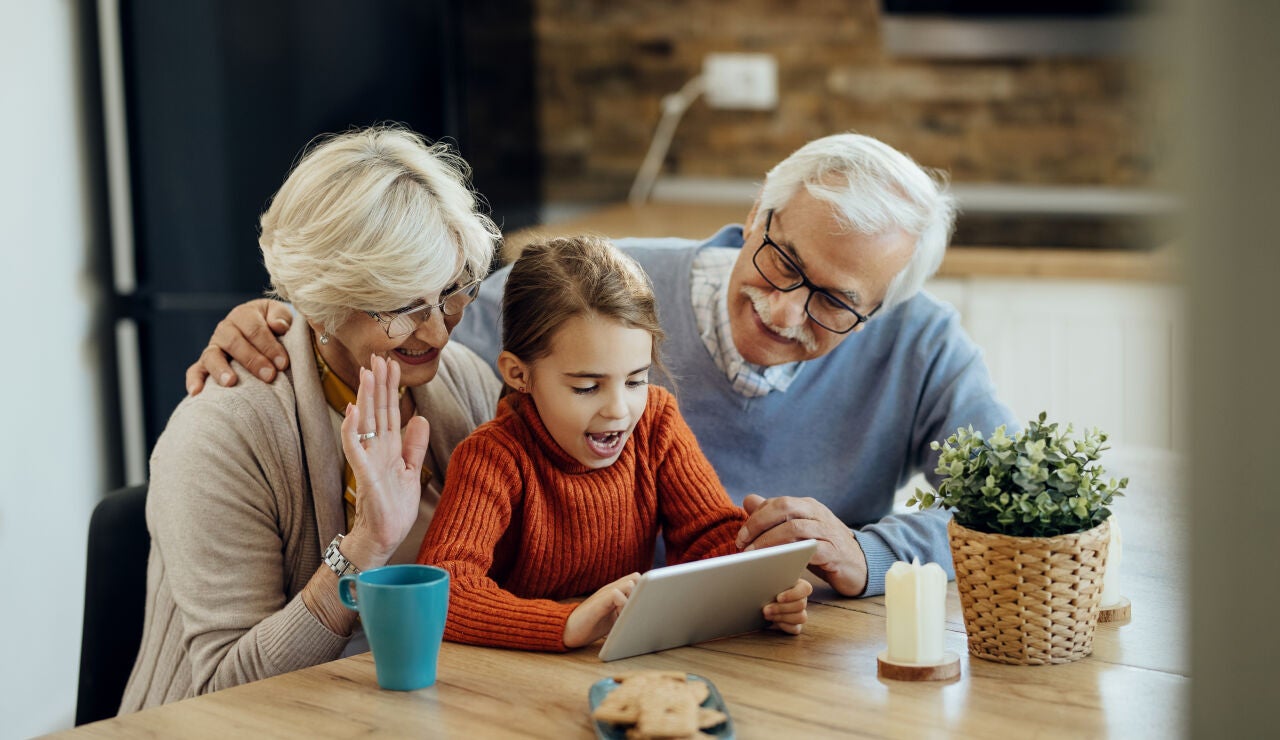 Una nieta con sus abuelos