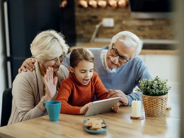 Una nieta con sus abuelos Una nieta con sus abuelos