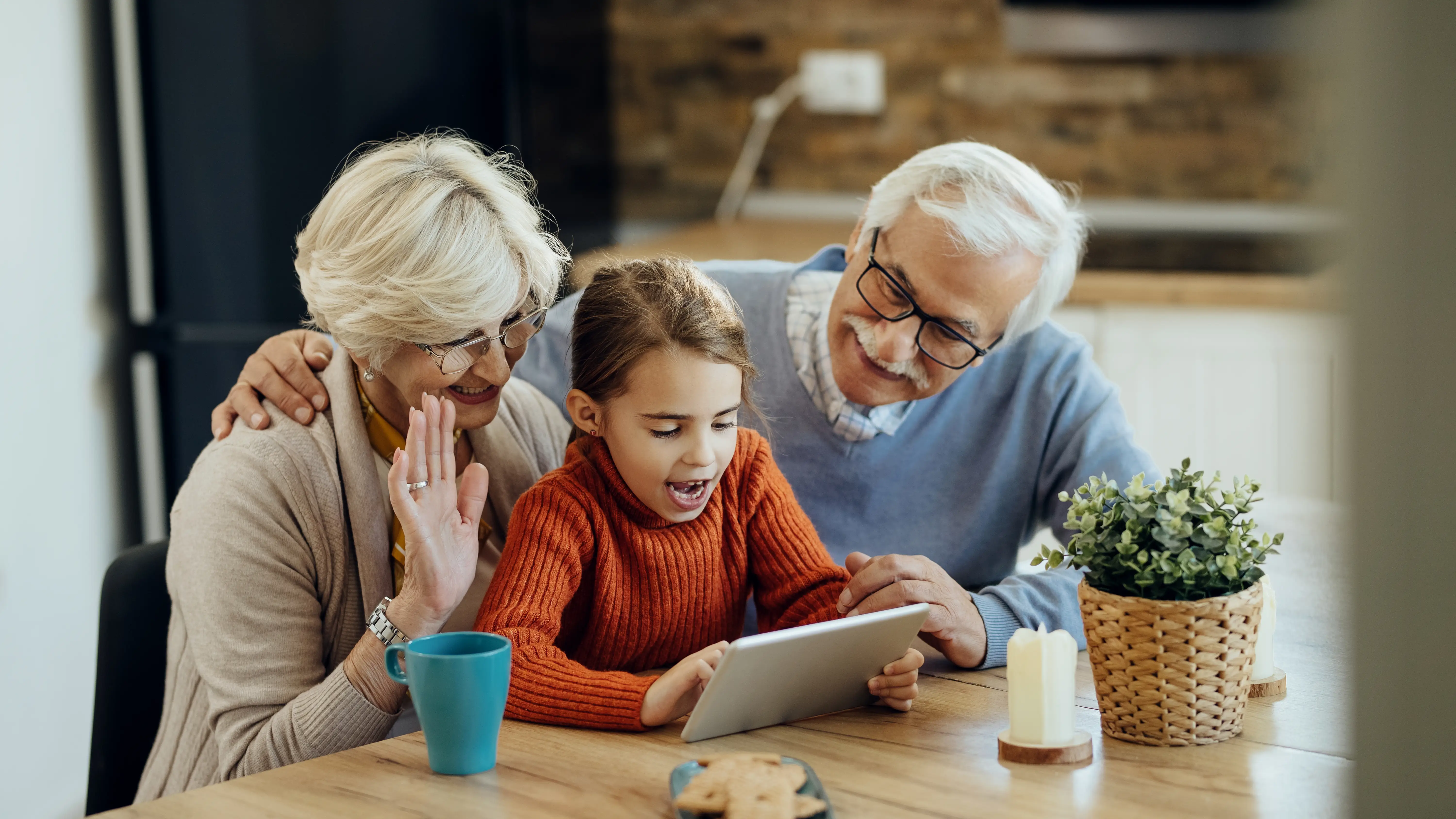 Una nieta con sus abuelos Una nieta con sus abuelos