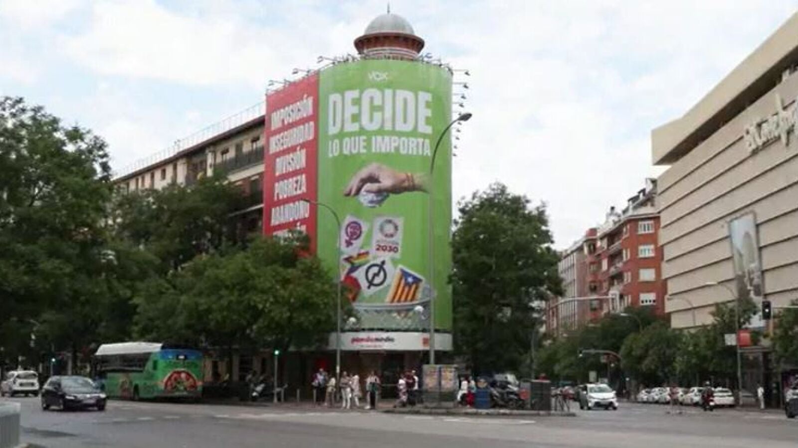 Vox quita la lona de la calle Alcalá en la que se ve tirar a la papelera símbolos feministas y LGTBI
