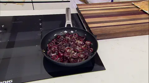 Añade las cerezas, vino tinto, azúcar y caldo. Después, deja que reduzca la salsa paso 1
