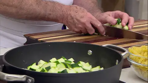 Pocha los dados de calabacín en la sartén paso 1