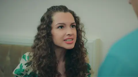 Asiye se enfada con Ömer al descubrir que ha robado los relojes de Sevgi y que se ha asociado con Akif Asiye se enfada con Ömer al descubrir que ha robado los relojes de Sevgi y que se ha asociado con Akif