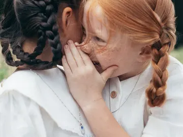 Dos niñas hablando Dos niñas hablando