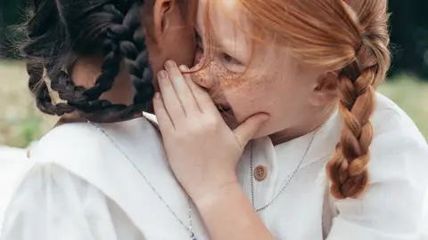 Dos niñas hablando Dos niñas hablando