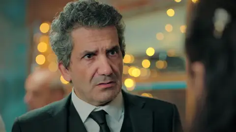 Sengül le confiesa a Orhan que está embarazada y le pide que vuelva con ella, pero... ¡él ya se ha casado con Gönül! Sengül le confiesa a Orhan que está embarazada y le pide que vuelva con ella, pero... ¡él ya se ha casado con Gönül!