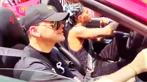 Bizarrap y Rauw Alejandro revolucionan Madrid al llegar a un restaurante en un asombroso Ferrari descapotable Bizarrap y Rauw Alejandro revolucionan Madrid al llegar a un restaurante en un asombroso Ferrari descapotable