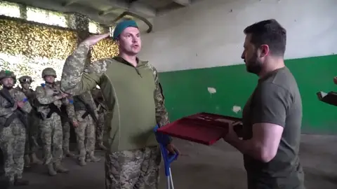 Zelenski visita a sus tropas Zelenski visita a sus tropas