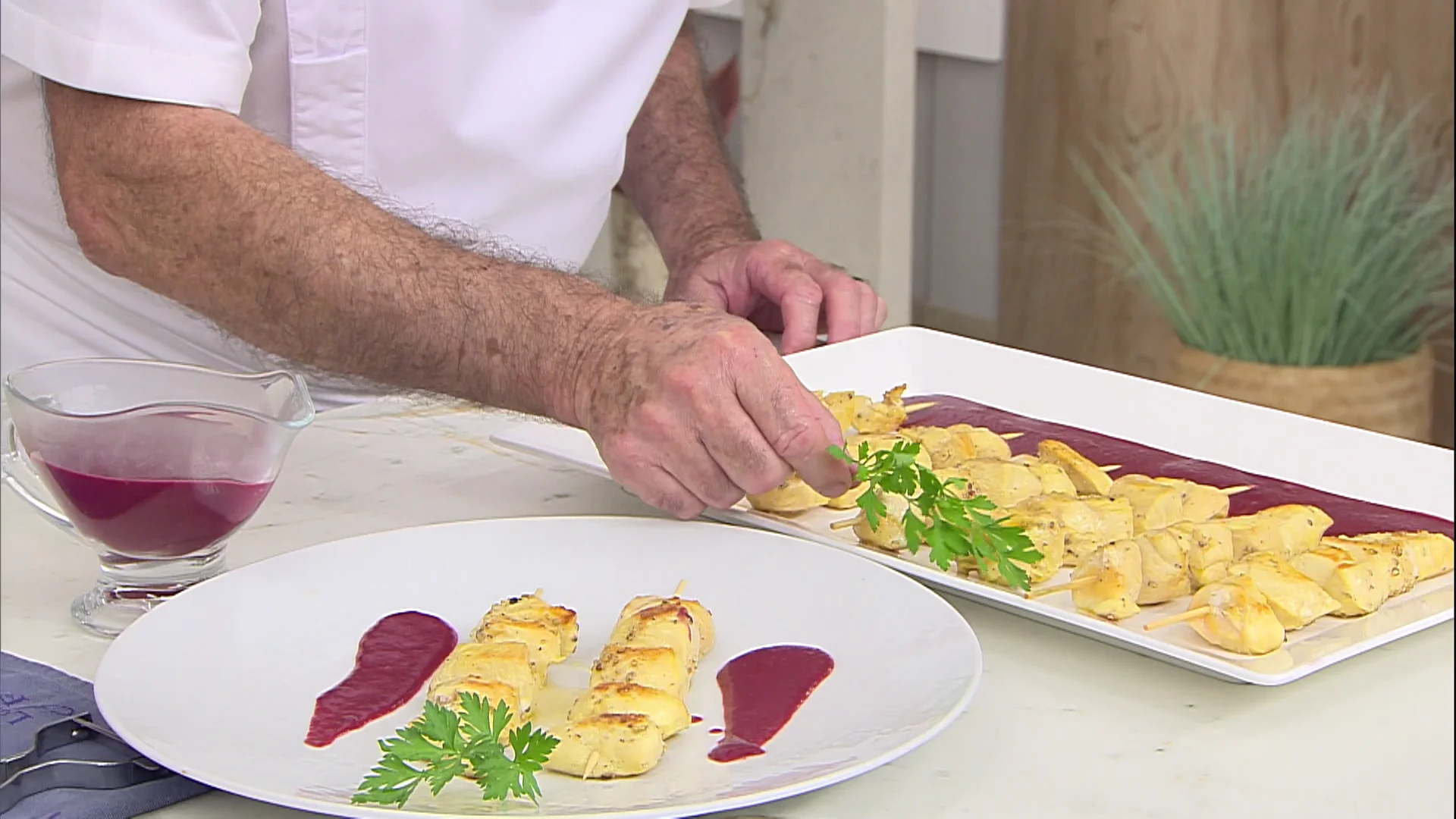 Brocheta de pollo con salsa de cerezas, un toque muy diferente Karlos Arguiñano le da un toque especial a las brochetas de pollo de siempre con una salsa que sorprenderá mucho.