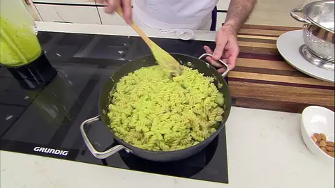 Mezcla la pasta con la salsa y el calabacín que habías dejado sin triturar paso 3