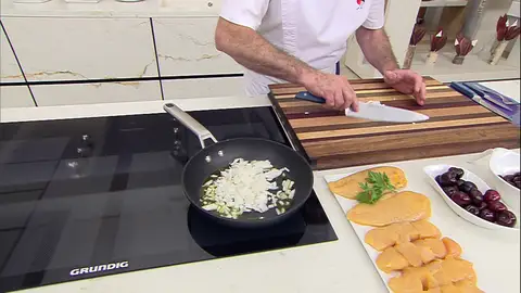 Pocha la cebolla picada en la sartén paso 1
