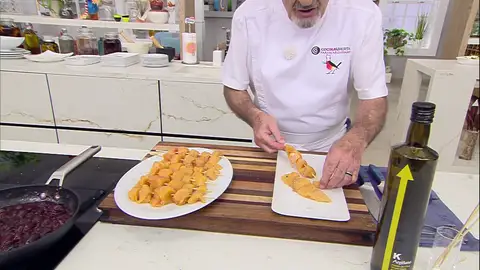 Inserta los trozos de pollo para hacer las brochetas paso 3