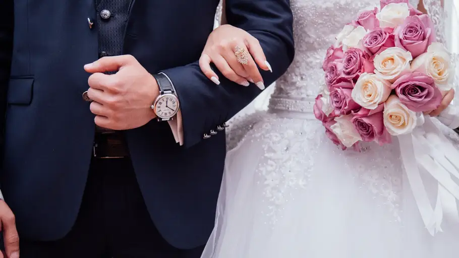 Unos novios en el día de su boda Unos novios en el día de su boda