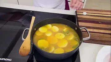 Añade el caldo a las patatas