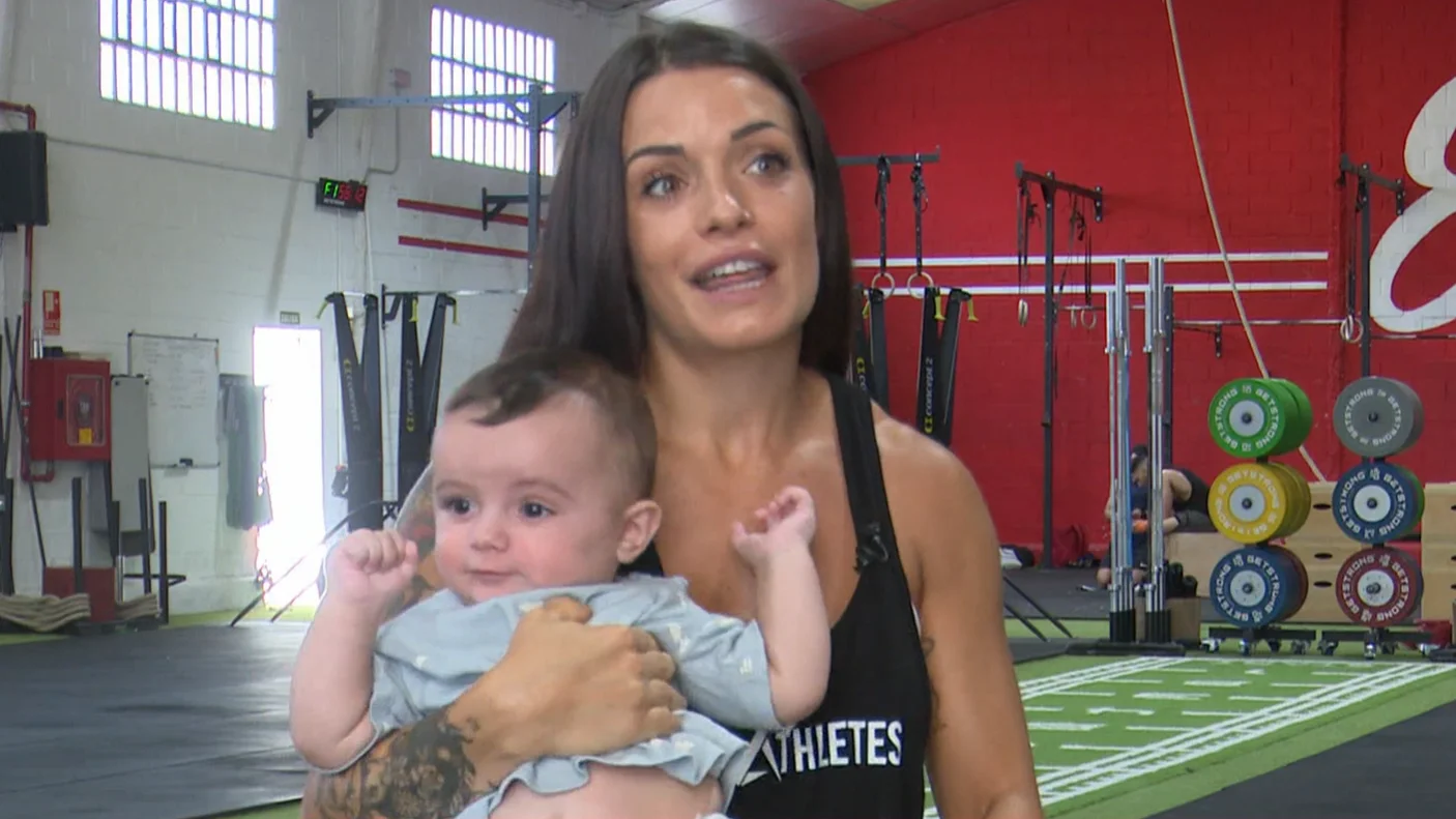  Marta Labad&iacute;a junto a su hijo